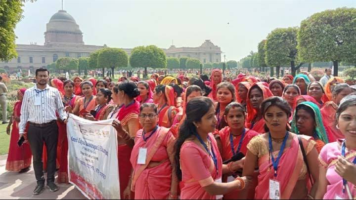मध्यप्रदेश के 6 जिलों से 1 हजार से अधिक महिलाओं ने राष्ट्रपति भवन के अमृत उद्यान का किया भ्रमण